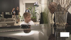 bieber-singing-at-piano.pbbig2.jpg