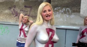 plackova_zuiza_pomalovane_prsia_12_reprofoto.jpg